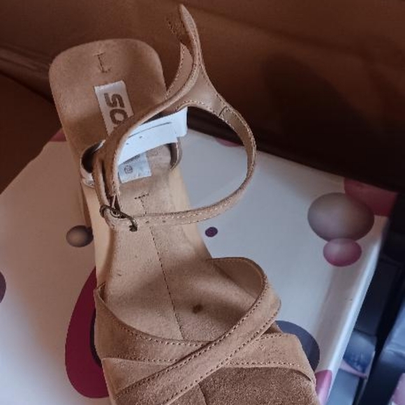 Tan heel - Picture 2 of 3